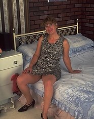 Mature housewife having dildo fun