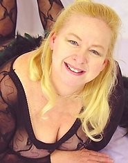 This blonde mature babe shows her modelling skills