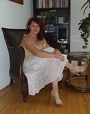 Amateur mature housewife playing with herself