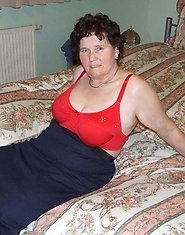 Housewife Hildegard loves showing her body