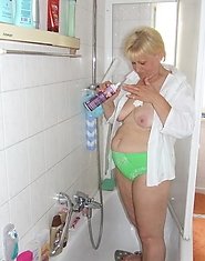 Horny housewife getting dirty in her tub