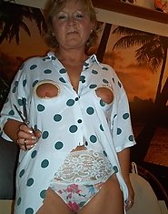 Mature slut Rita gets kinky with her scissors